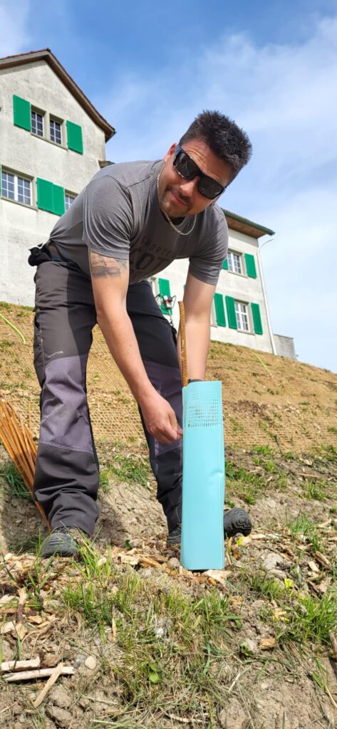 Michi beim montieren der Schutzhüllen